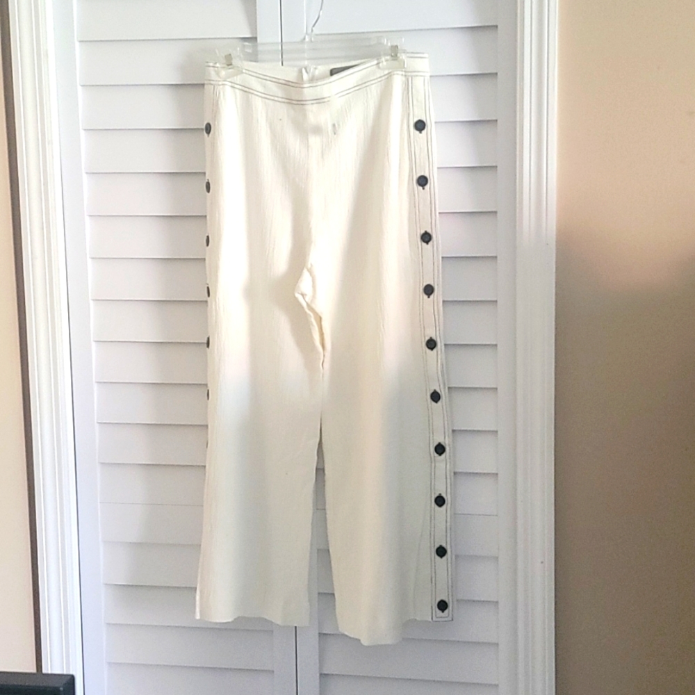 New w/o tags 4Si3nna Gaucho Button Pants Size M